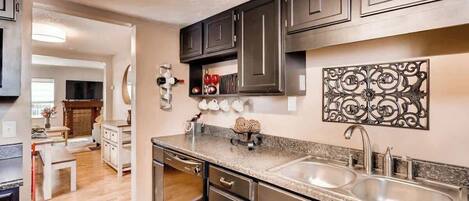 Réfrigérateur, four à micro-ondes, un four, surface de cuisson