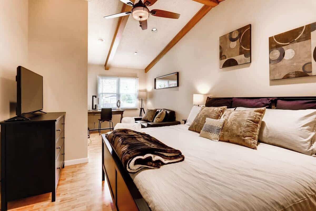 Desk, iron/ironing board, WiFi, bed sheets