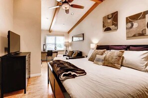 Desk, iron/ironing board, WiFi, bed sheets - The Dream-Like Garden Oasis in Sloan's Lake (Wheat Ridge)