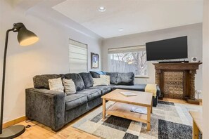 TV, offices - The Dream-Like Garden Oasis in Sloan's Lake (Wheat Ridge)