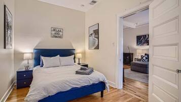 Skrivebord, strykejern/-brett, reiseseng for barn og wi-fi (inkludert)