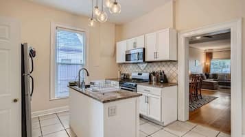 Kjøleskap, mikrobølgeovn, ovn og kokeplater