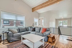 TV, offices - Berkeley Hidden Gem 1BR, Full Kitchen w Patio (Denver)