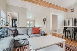 TV, offices - Berkeley Hidden Gem 1BR, Full Kitchen w Patio (Denver)