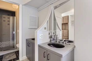 Douche, sèche-cheveux, serviettes fournies, shampoing