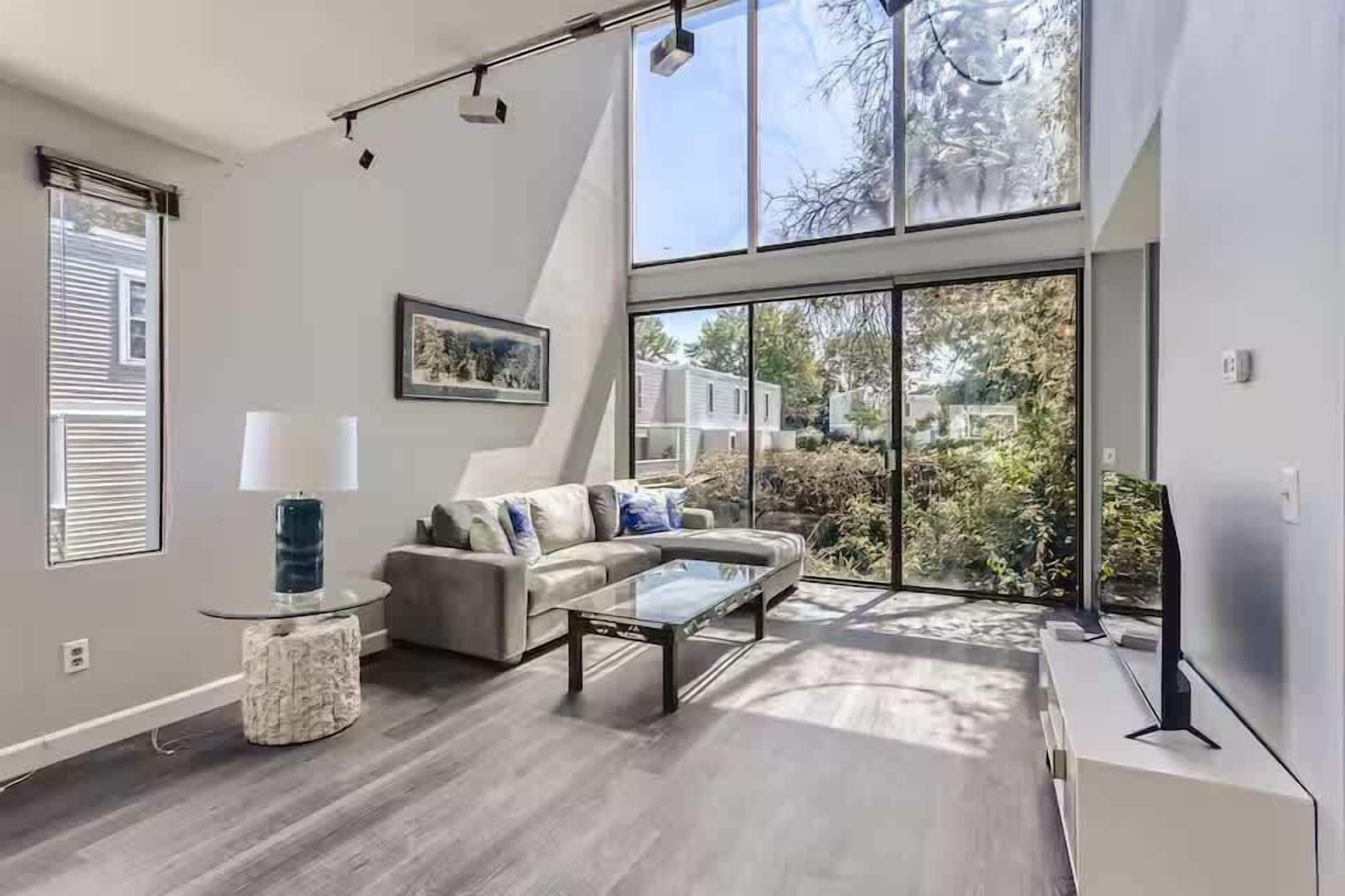 Televisión y oficina 