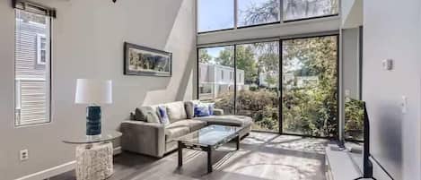 テレビ、書斎 / ワークスペース