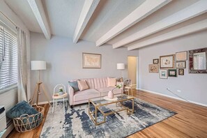 TV, bøker og kontorer