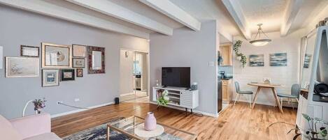 Télévision, livres, espaces bureaux