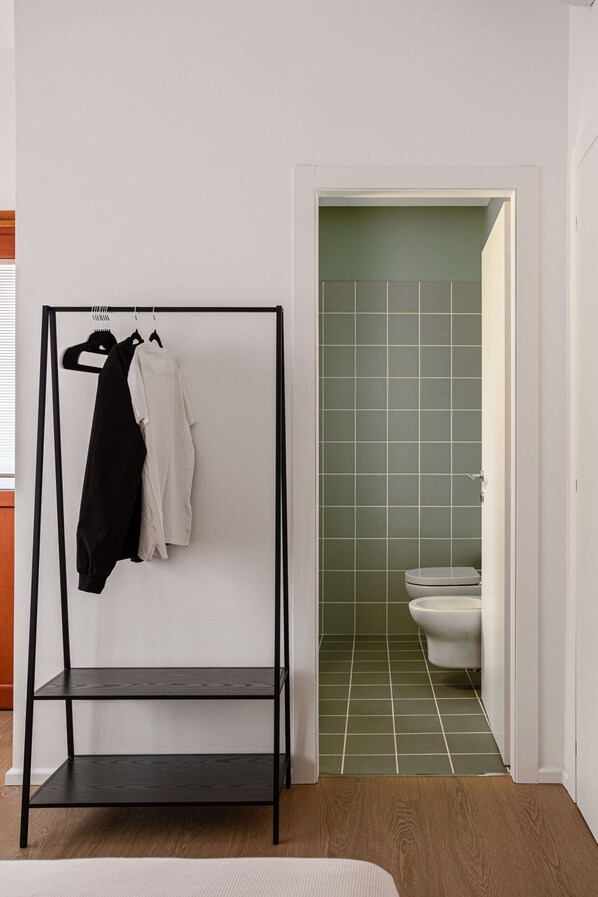 Escritorio, cunas, cuna de viaje y wifi gratis 