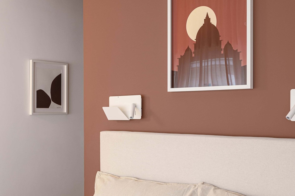 Corallo Room | Una scrivania, culle/letti per bambini (a pagamento), culla da viaggio