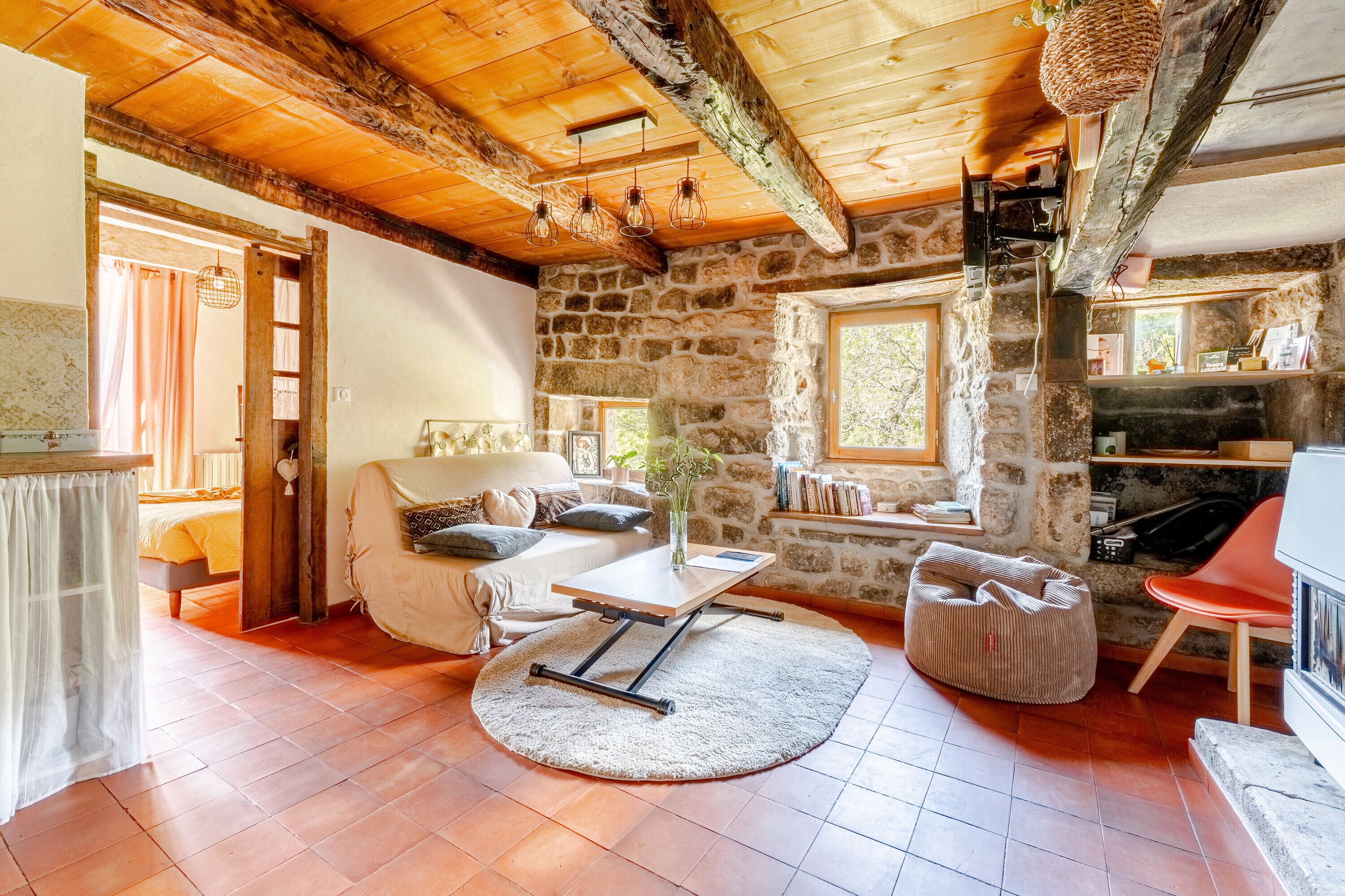 Televisión, chimenea, mesa de ping pong