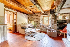 Télévision, cheminée, table de tennis de table