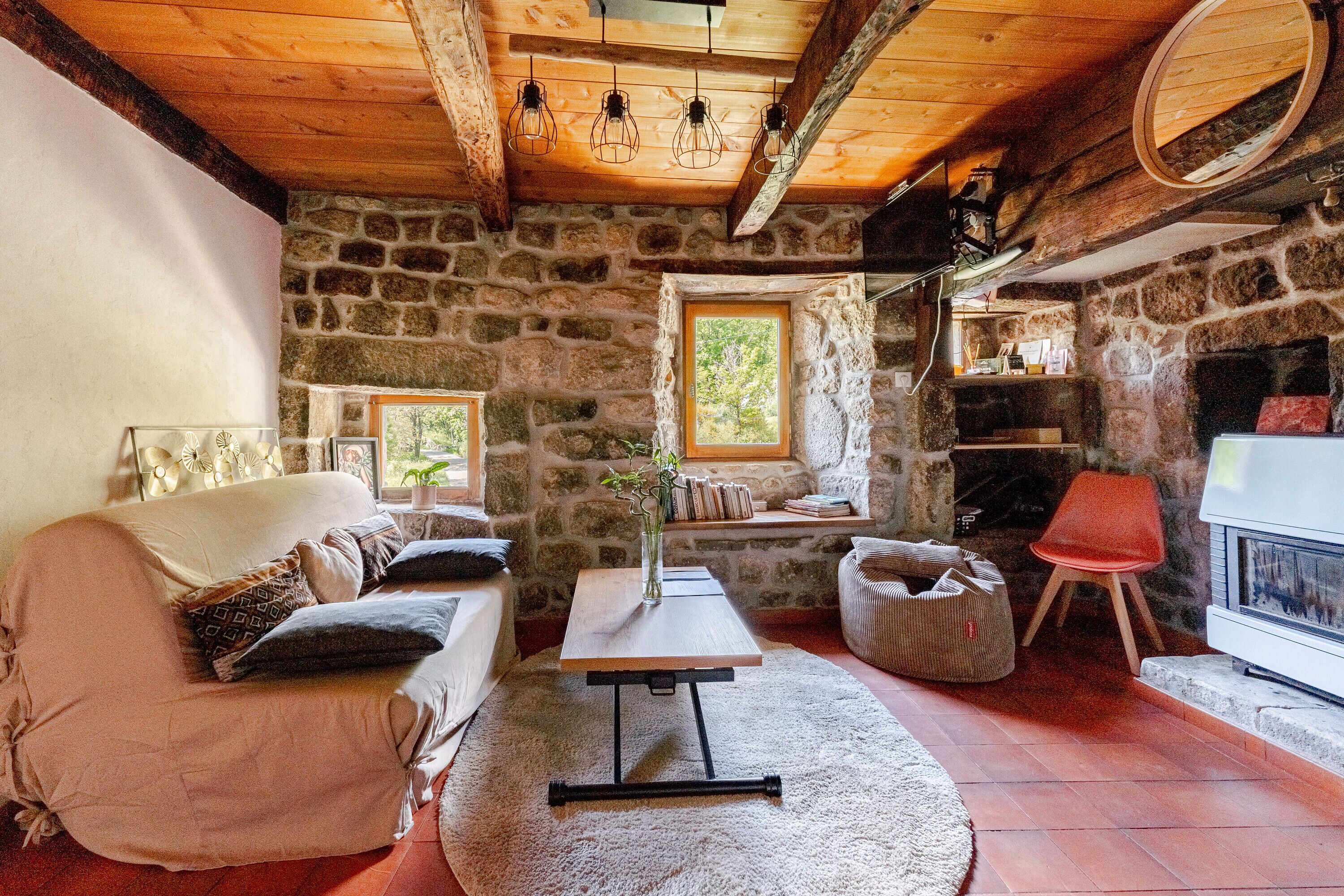 Een televisie, een open haard en een tafeltennistafel