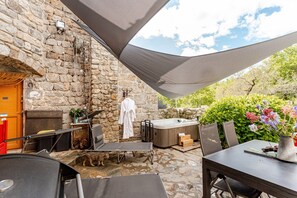 Outdoor dining - Cozy Retreat with Optional Jacuzzi and Sauna in the Green Ardèche (Labastide-sur-Bésorgues)
