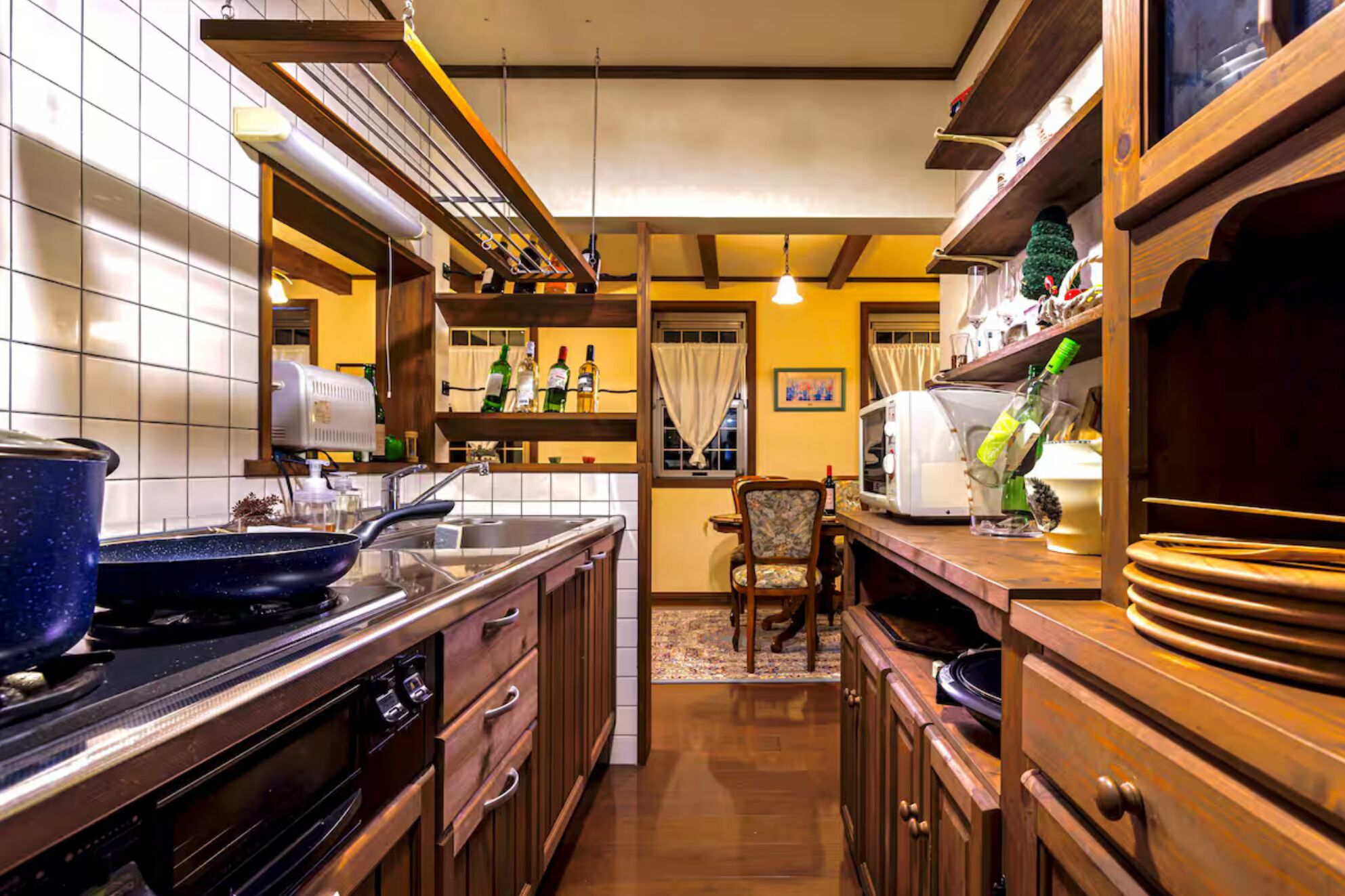 Kjøleskap, mikrobølgeovn, kokeplater og vannkoker