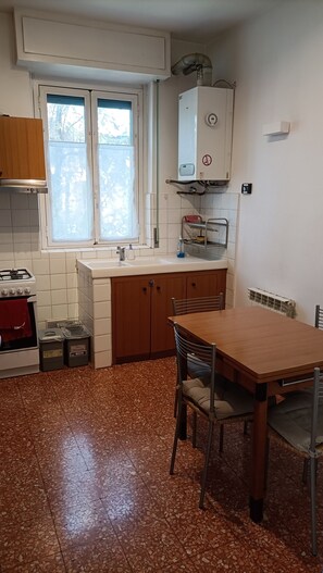 Kühlschrank, Ofen, Wasserkocher mit Kaffee-/Teezubehör