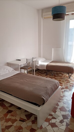 2 bedrooms, desk, iron/ironing board, free WiFi - Spacious two-bedroom apartment. 750 meters from Linate Airport. (Segrate)