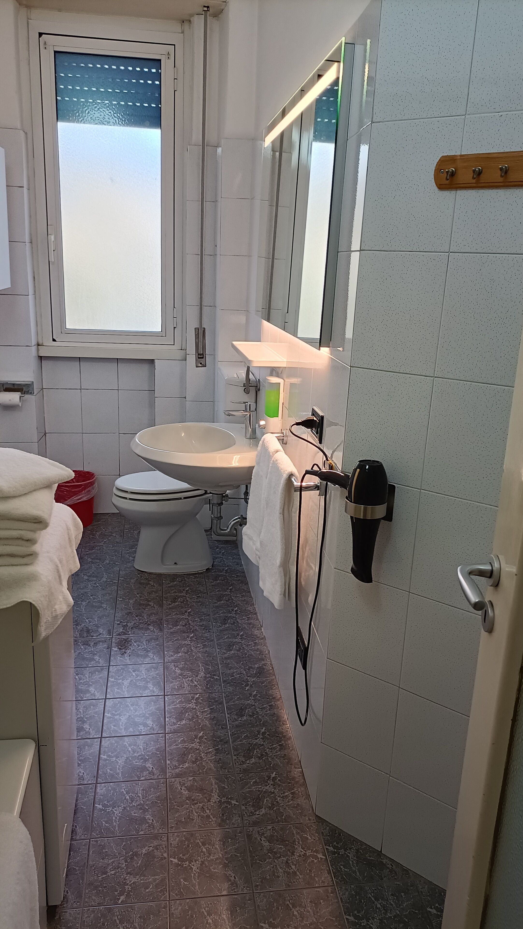 Een haardroger, handdoeken, zeep, shampoo