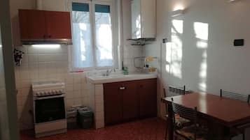 Fridge, oven, coffee/tea maker, cookware/dishes/utensils
