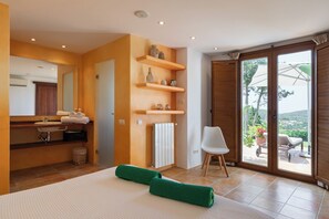 Tabla de planchar con plancha, wifi gratis y ropa de cama
