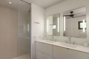 Haartrockner, HandtĂŒcher, Shampoo, Toilettenpapier