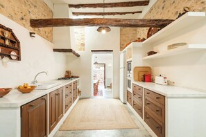 Kühlschrank, Mikrowelle, Geschirrspüler, Toaster