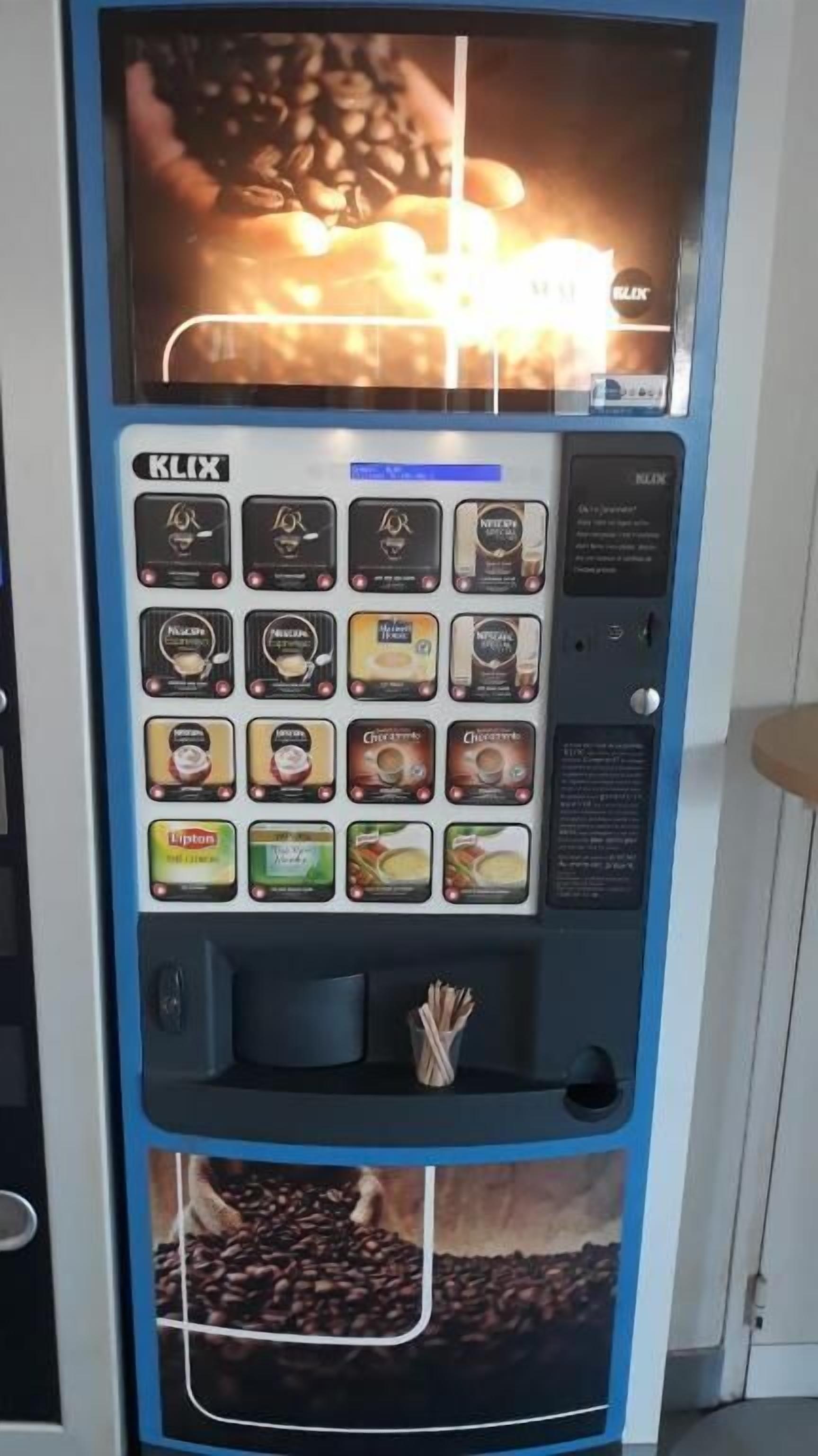 Een koffieautomaat met diverse koffieopties en een presentatie van koffiebonen.
