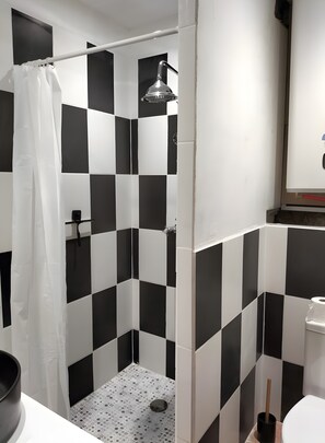 Suihku, hiustenkuivaaja