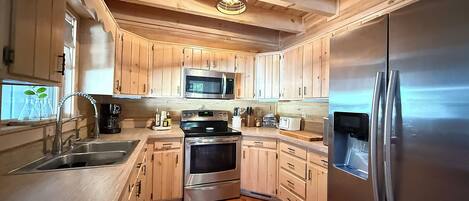 Microondas, horno, placa de cocina y lavavajillas