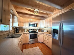 Microwave, oven, stovetop, dishwasher - Layered MTN Views! 5 Min to D-Town BR /7 min Lake BR/Pet-Friendly w/fee (Blue Ridge)