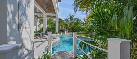 Een buitenzwembad en een verwarmd zwembad