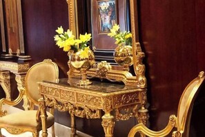 المنشأة من الداخل