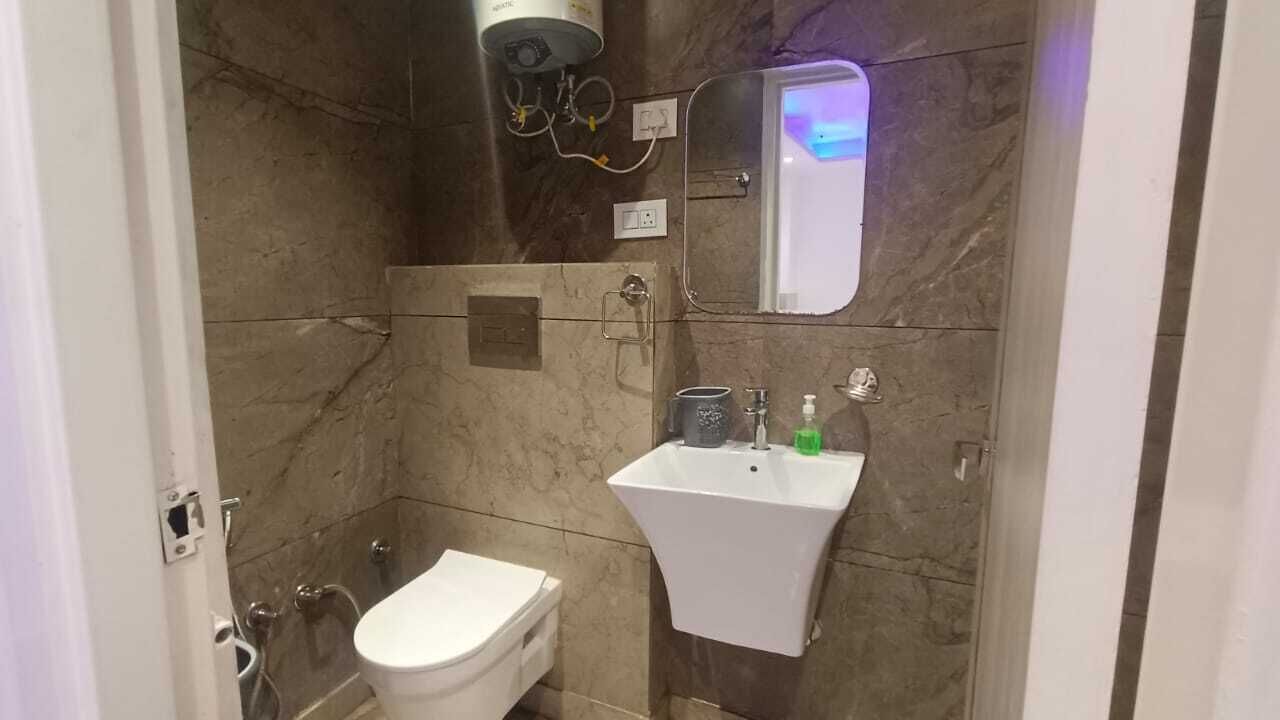 Un baño con inodoro, lavabo y ducha.
