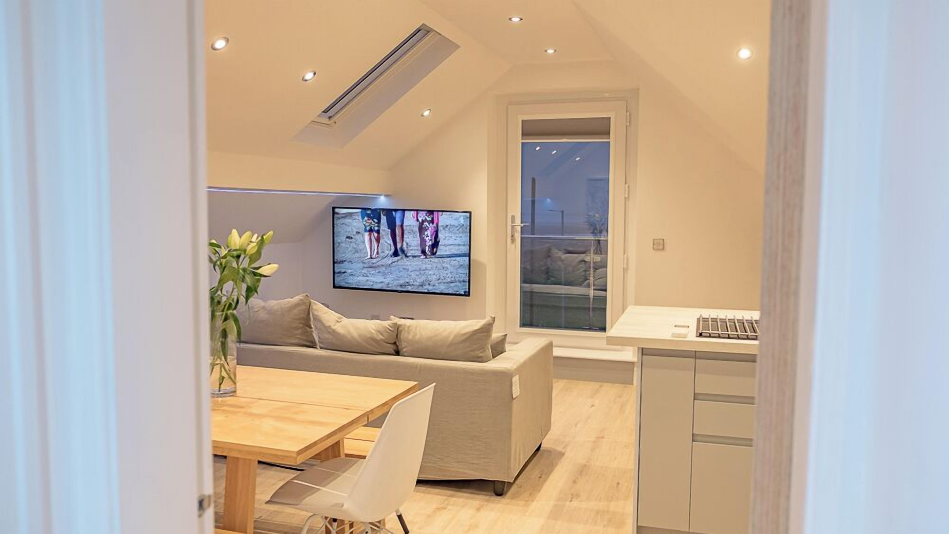 Family Penthouse, Balcony, Sea View | Living area | 40-inch Smart TV with digital channels, Netflix, streaming services