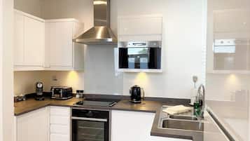 Deluxe Apartment, Patio, Garden View | Private kitchen | Espresso maker, electric kettle