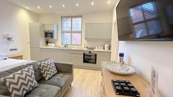 家庭开间套房, 花园景观 | 私人厨房 | 意式浓缩咖啡机、电热水壶