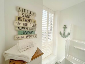 Luxury Apartment, Sea View | Egyptian cotton sheets, premium bedding, pillowtop beds - St Annes Beach Apartments (Lytham St. Anne's)