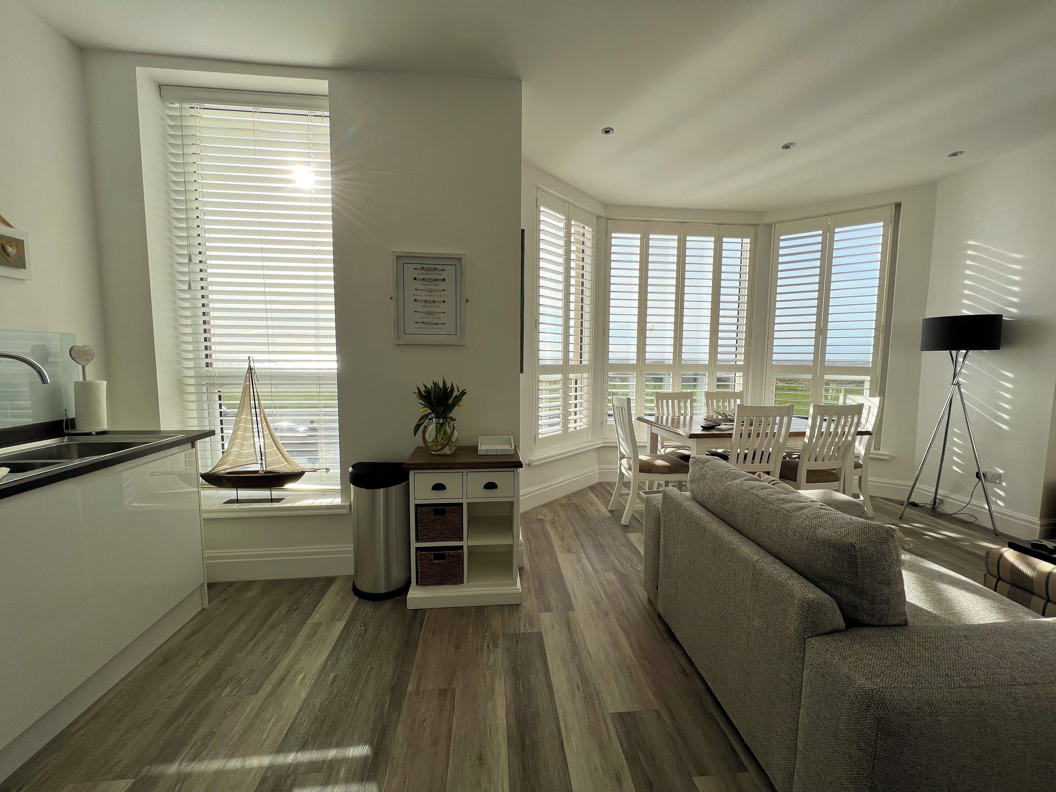 อพาร์ทเมนท์สำหรับครอบครัว, ระเบียง, วิวทะเล | บริเวณนั่งเล่น | สมาร์ททีวี 40 นิ้ว พร้อมช่องดิจิตอล, Netflix, บริการสตรีมมิ่ง