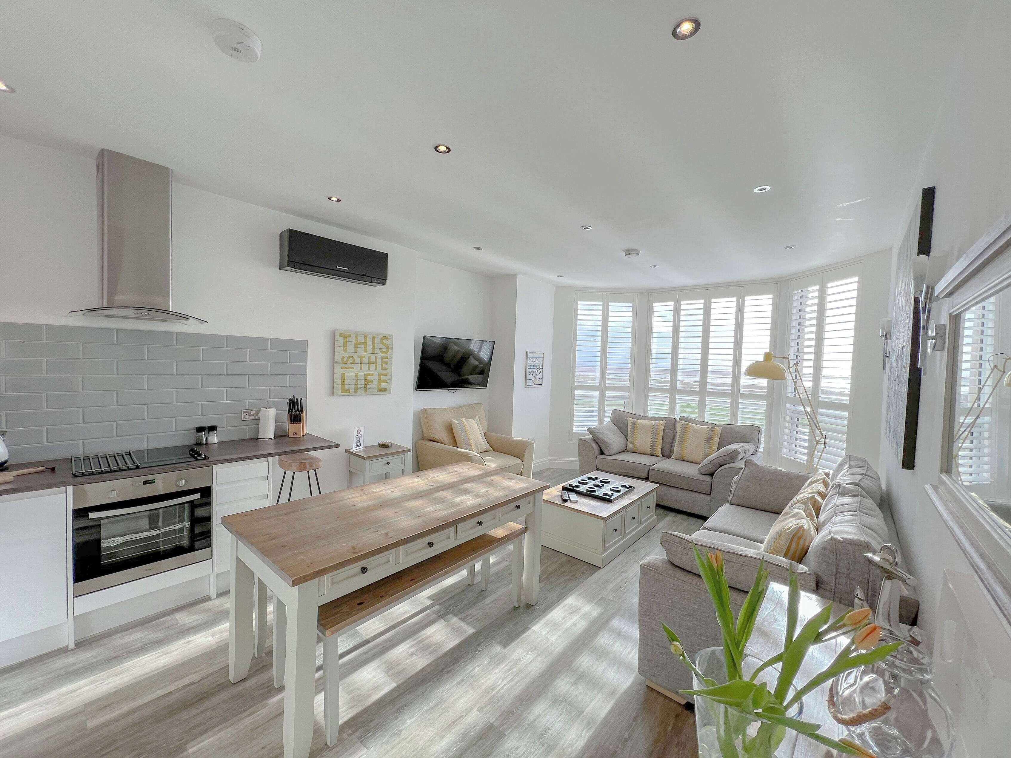 Luksushuoneisto, merinäköala | Oleskelualue | Älytelevisio, Netflix, suoratoistopalvelut