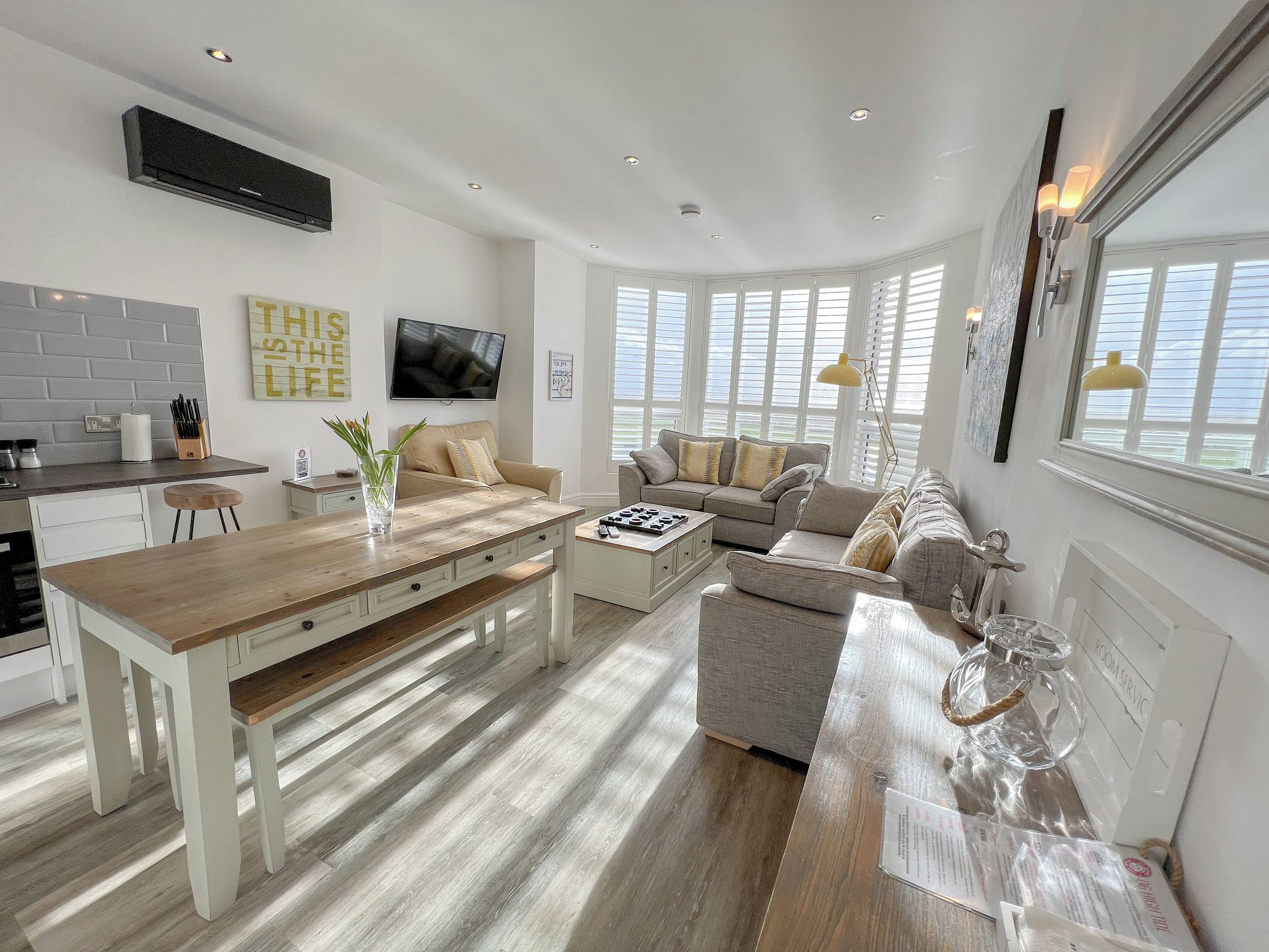 Luxury Apartment, Sea View | Living area | 40-inch Smart TV with digital channels, Netflix, streaming services