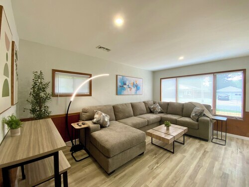 Amazing 2-bedroom house with AC in Eastlake