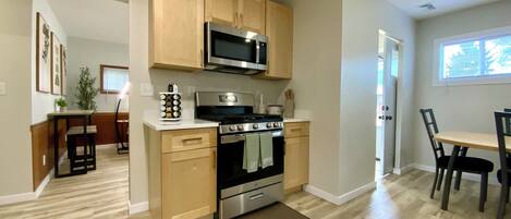 Een koelkast, een microgolfoven, een oven, een kookplaat