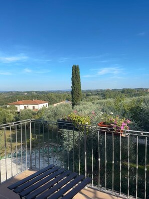 Deluxe-Doppelzimmer, 1 King-Bett, Hügelblick | Blick vom Balkon