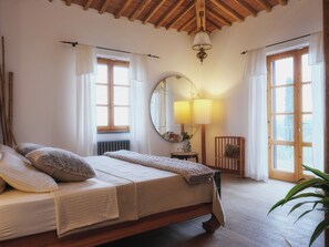 Deluxe Double Room, 1 King Bed, Hill View