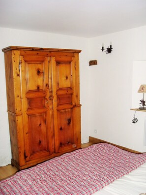 3 chambres, fer et planche Ă repasser, lit parapluie, draps fournis