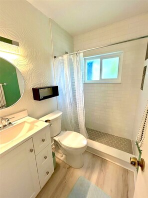 Hårføner, håndklær og toalettpapir