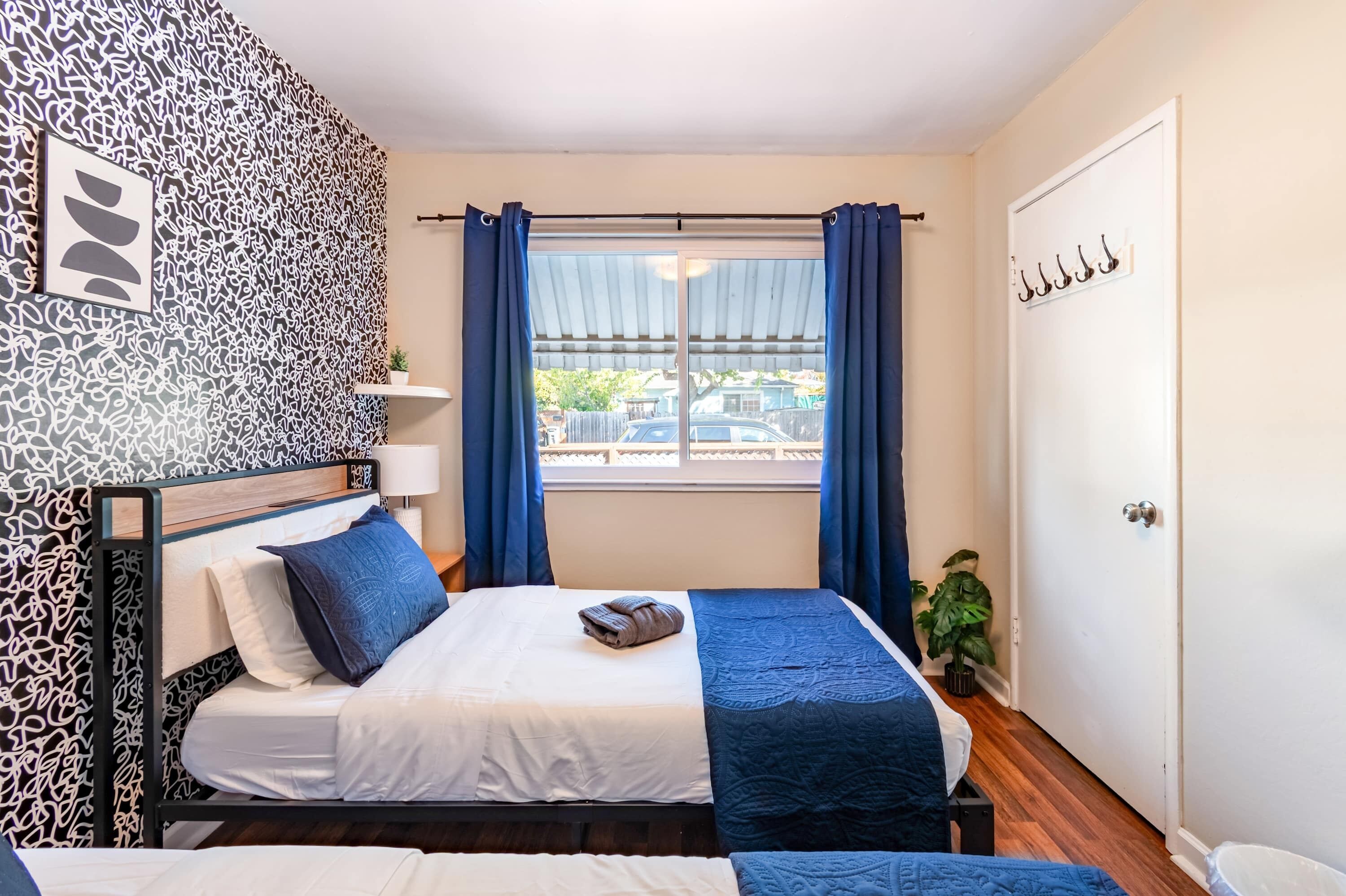 2 bedrooms, desk, WiFi, bed sheets