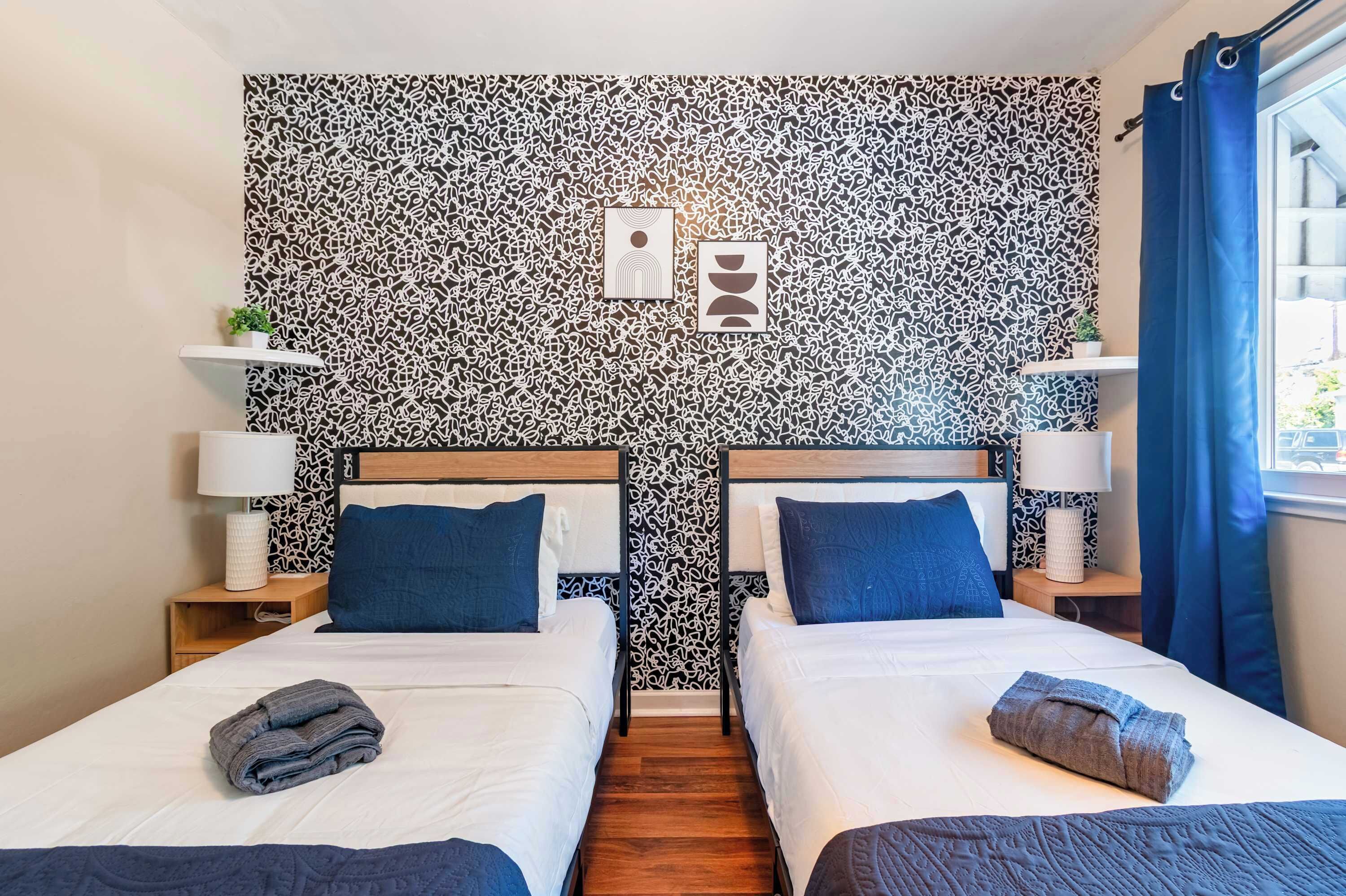 2 bedrooms, desk, WiFi, bed sheets