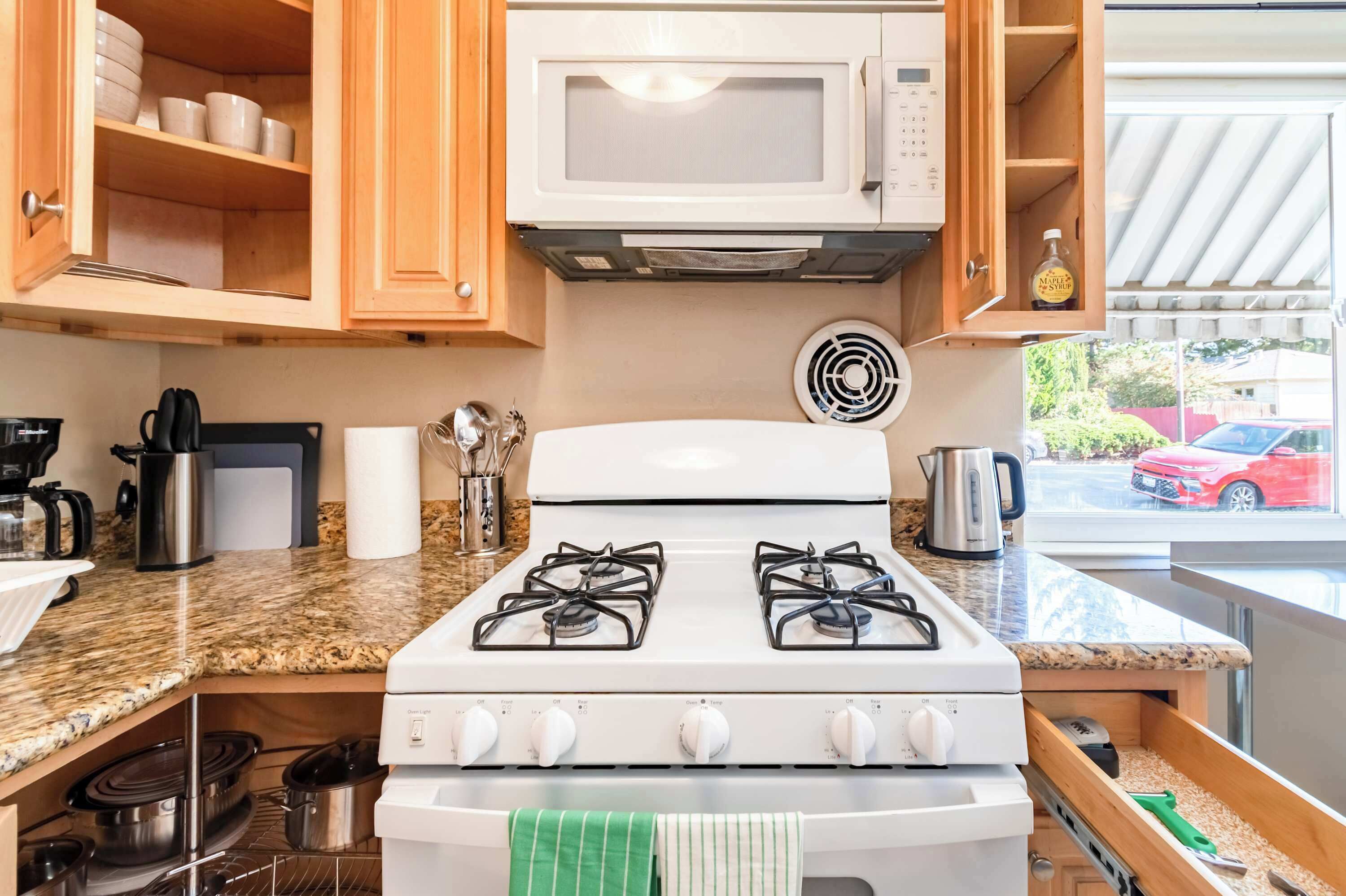 Fridge, microwave, stovetop, dishwasher